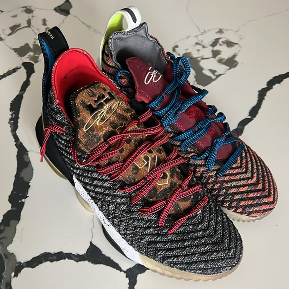 BRAND NEW MENS LEBRONS - Picture 3 of 5